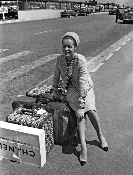 Актриса Роми Шнайдер в костюме от Шанель, 50-е гг.