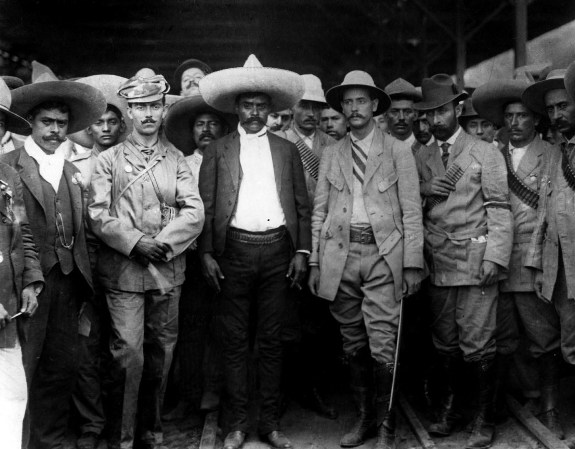 Генерал М. Асунсоло, А. Мартинес и Э. Сапата (в центре) в сопровождении своих офицеров. Фото: апрель 1911 г.