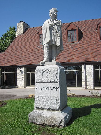 Памятник Черному ястребу в государственном историческом заповеднике Черного ястреба, Рок-Айленд, Иллинойс, США