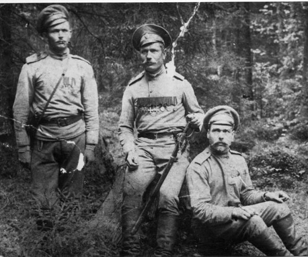 Петр Щетинкин (в центре) с сослуживцами. Фото 1915 г.