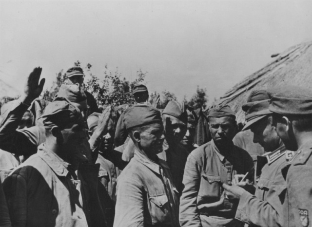 советские военнопленные записываются в РОА