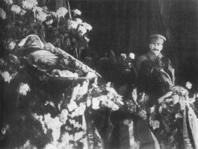 Сталин у гроба Кирова, 1934 г.