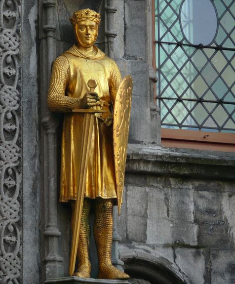Статуя Филиппа Эльзасского на фасаде собора «Святой Крови» в Брюгге