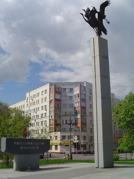 Памятник жертвам терроризма около бывшего Театрального центра на Дубровке в Москве