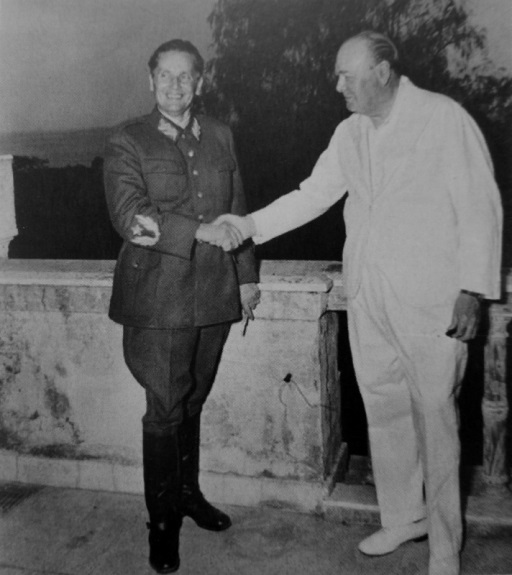 Иосип Броз Тито  и премьер-министр Великобритании Уинстон Черчилль на встрече в Неаполе. Фото: август 1944 г.