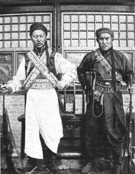 Тогтохо-гун (слева) и его начштаба Баир-гун