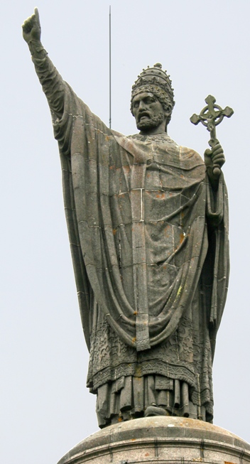 Статуя Урбана II в Шатийон-сюр-Марн, предполагаемом месте его рождения
