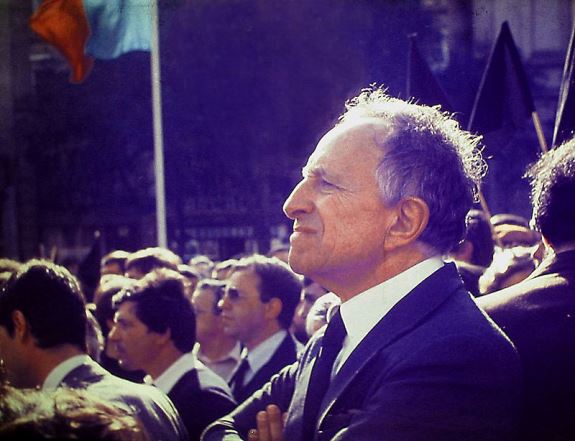 Васку Гонсалвиш на демонстрации в Порту 5 мая 1982 г.