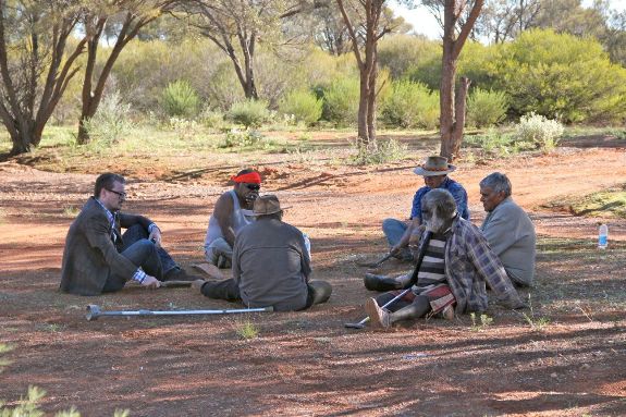 Эске Виллерслев разговаривает с представителями одного из аборигенных народов Австралии в местности Калгурит. Фото 2012 г. 