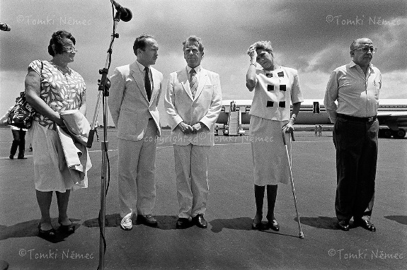Президент Виолетта Чаморро (вторая справа) и Вацлав Гавел в аэропорту Манагуа. Фото: 13 августа 1990 г.