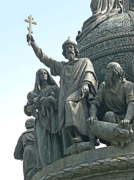 Владимир Святославич на памятнике «Тысячелетие России» в Великом Новгороде. Ногой он попирает идол Перуна