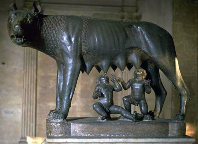 Капитолийская волчица и близнецы Ромул и Рем, этрусская бронзовая статуя V в. до н. э. Фигурки детей были добавлены в эпоху Ренессанса, Музей Капитолия, Рим, Италия