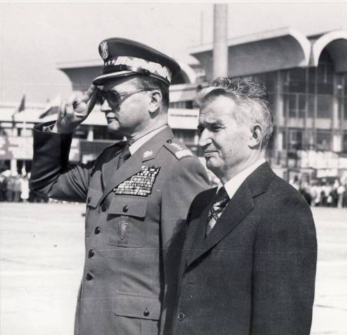 В. Ярузельский (слева) и Н. Чаушеску