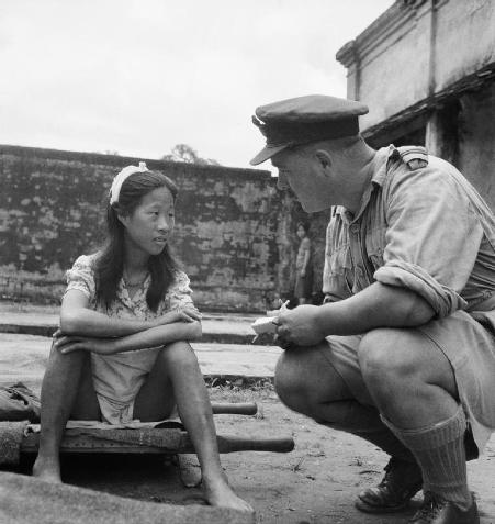 Американский военный разговаривает с юной китаянкой, работницей "станции для утешения". Фото: август 1945 г.