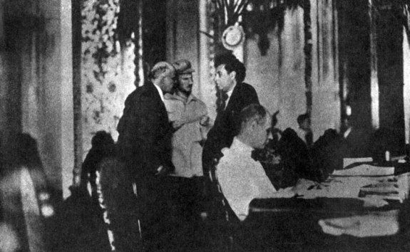 Зиновьев (справа) с Лениным и Бухариным на II конгрессе Коминтерна. Фото: 1920 г.