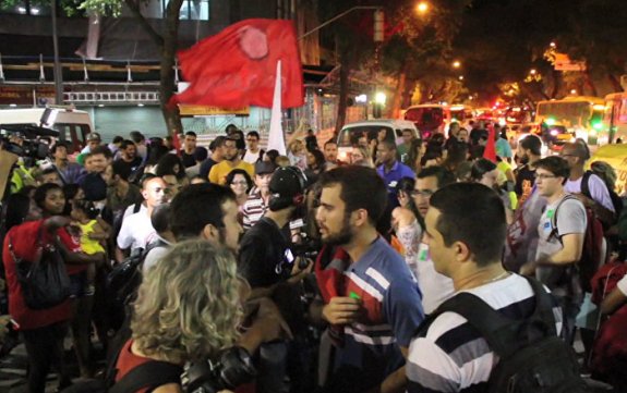 Акция протеста на улицах Рио-де-Жанейро против Олимпиады - 2016 в Бразилии