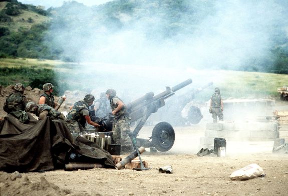 Позиция 105-мм гаубиц M102 1-го дивизиона 319-го артполка 82-й воздушно-десантной дивизии США в Гренаде