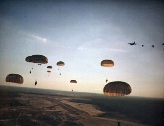 Высадка американских парашютистов в Гренаде. Фото: 25 октября 1983 г.