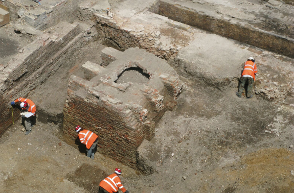 Археологи на раскопках на Тотенхам Корт роуд. Image Credit : Mola