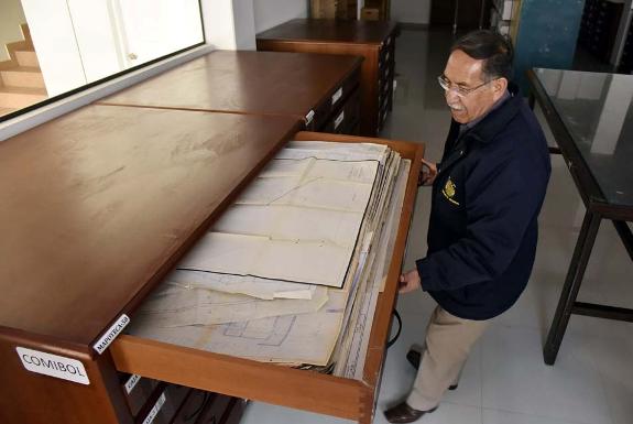 Руководитель архива Bolivian Mining Corporation Э. Рамирес показывает документы, рассказывающие о помощи Хохшильда немецким евреям