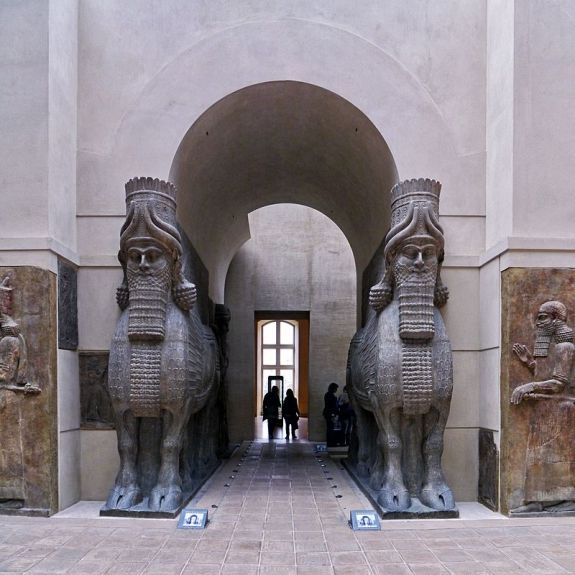 Ассирийские крылатые быки в Лувре