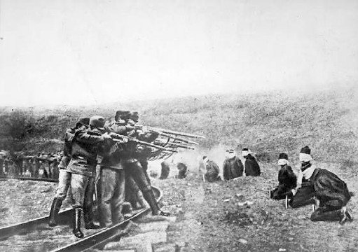 Австрийские солдаты расстреливают сербских военнопленных. Фото 1917 г.