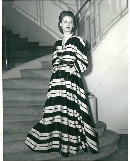 Платье в полоску ищ тафты от К. Баленсиага, 1945 г.