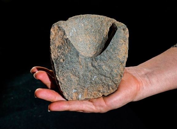 Базальтовая чаша из раскопа в Шуафате. Возраст 7000 лет. (С) Israel Antiquities Authority
