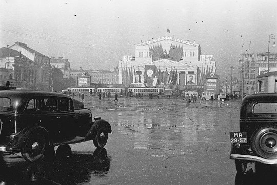 Большой театр украшен к юбилею 20 лет революции. Фото 1937