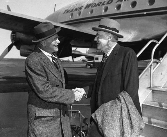 Госсекретарь США Джон Фостер Даллес (справа) приветствует своего брата директора ЦРУ Аллена Даллеса в нью-йоркском аэропорту, 1960-е гг.