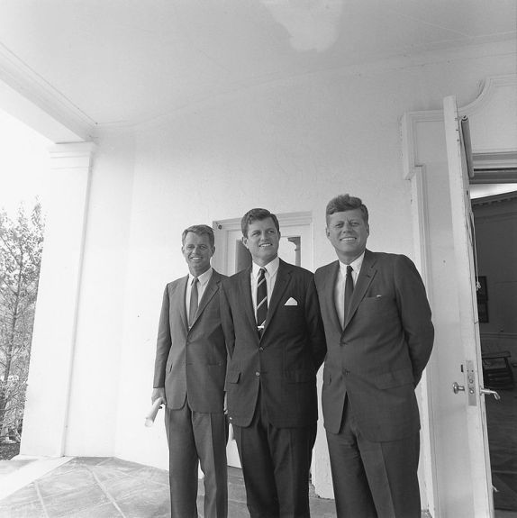 Братья Кеннеди: (слева направо) Роберт, Эдвард, Джон. 28 августа 1963 г.