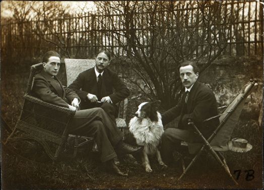 Марсель Дюшан, Жак Вийон, Рэймон Дюшае-Вийон и его собака Пайп в саду студии Вийона в Пюто, Франция, 1913 г. Неизвестный фотограф