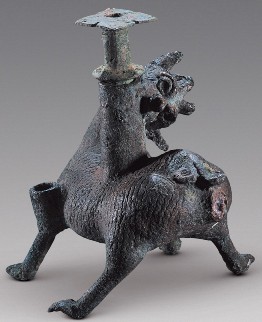 бронзовая статуэтка пушистого животного с кривыми рогами