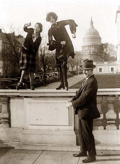 Танец Чарльстон, исполняемый на фоне Капитолия, Вашингтон. США. Фото: 1920-е гг.