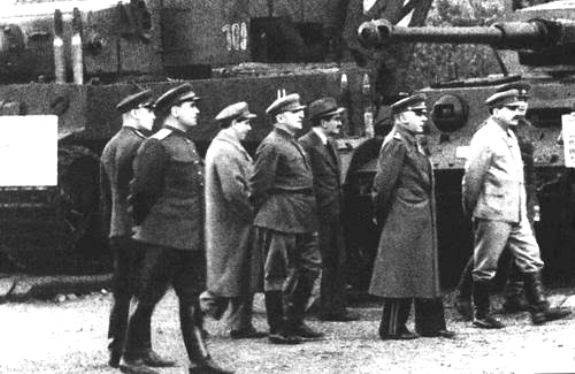 Члены ГКО на выставке образцов трофейного немецкого вооружения в парке имени Горького. Москва. Фото: 1943 г.