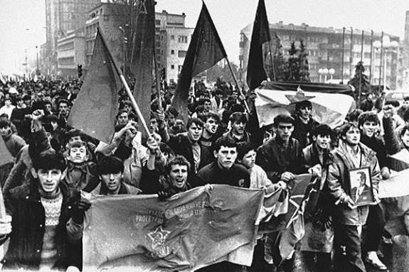 Демонстрация этнических албанцев против сербского давления, Приштина. Фото: 1988 г.