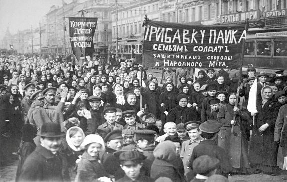 Демонстрация работниц Путиловского завода в первые дни Февральской революции
