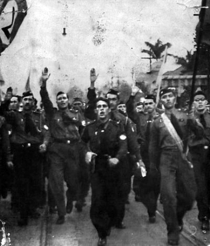 Интегралисты на митинге демонстрируют «римское приветствие». Фото: 1935 г.