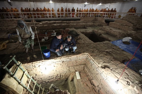 Работы в храме Майи Деви во время молитвы монахов