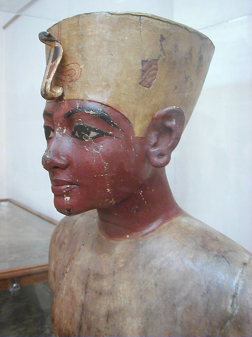 Деревянный бюст фараона-ребенка Тутанхамона, найденный в его гробнице