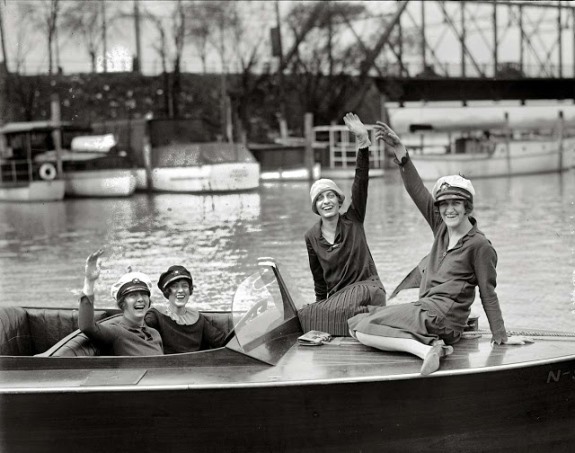 Девушки на катере. Фото: 1927 г.