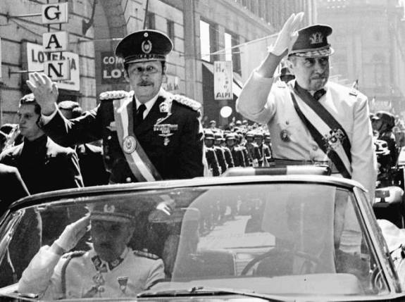 Два диктатора. Парагвайский президент Альфредо Стресснер (слева) прибыл с визитом в Чили год спустя после путча