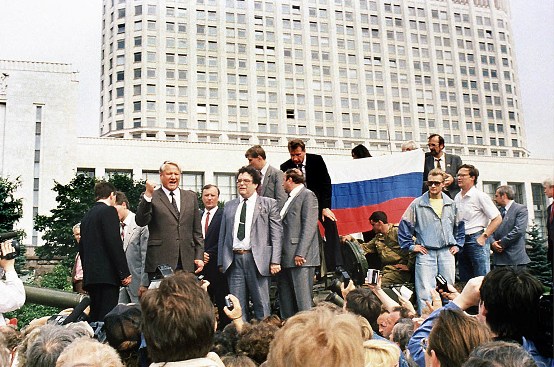 Б. Ельцин выступает на митинге в дни Августовского путча, 1991 г.
