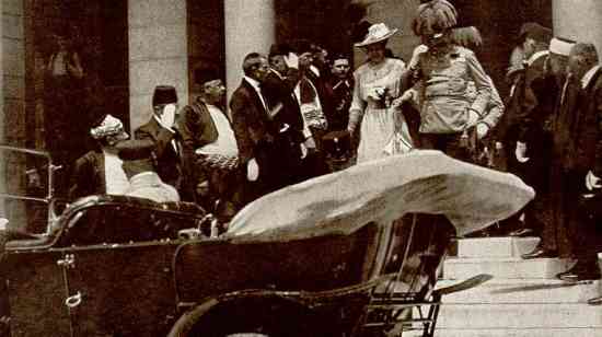 Эрцгерцог Франц-Фердинанд выходит из ратуши в Сараево. Фото за несколько минут до гибели.