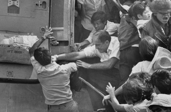 Эвакуация Сайгона, 30 апреля 1975 года. Американсец бьет вьетнамца, не давая зайти в последний вертолет из посольства США