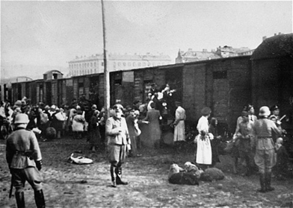 Евреев Варшавского гетто грузят в поезда для отправки в Треблинку. Фото: 1942 г.