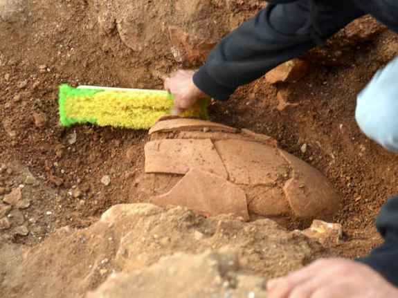 Фрагменты керамики, как, например, этот кувшин, помогли археологам датировать раскоп