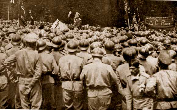 Генерал Палицын выступает перед восставшими солдатами в ля-Куртине, 1917 г.