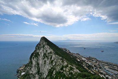 Геркулесовы столбы - Гибралтарская скала (на переднем плане) и горы Северной Африки (на заднем)