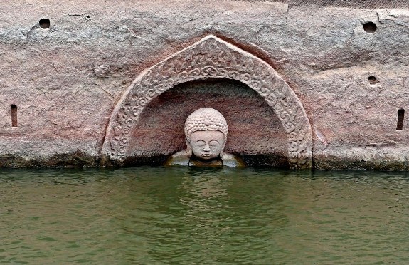 затопленная статуя Будды